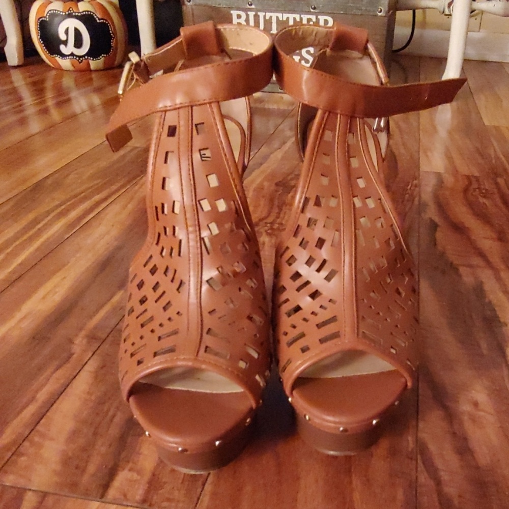 Brown wedges with the gold